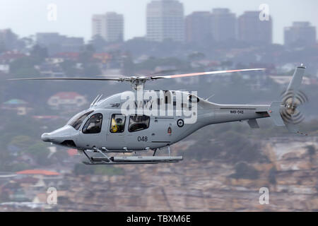 Der Royal Australian Navy (RAN) Bell 429 Helikopter N 49-048 fliegen über den Hafen von Sydney. Stockfoto