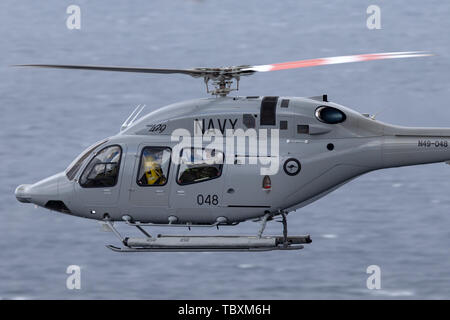 Der Royal Australian Navy (RAN) Bell 429 Helikopter N 49-048 fliegen über den Hafen von Sydney. Stockfoto