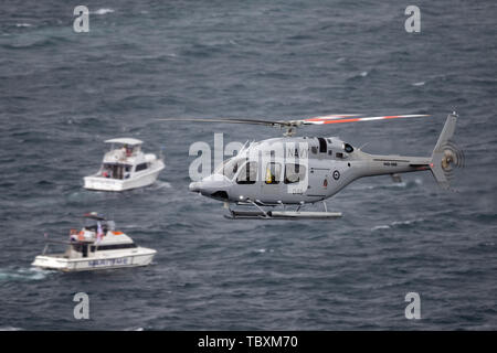 Der Royal Australian Navy (RAN) Bell 429 Helikopter N 49-048 fliegen über den Hafen von Sydney. Stockfoto