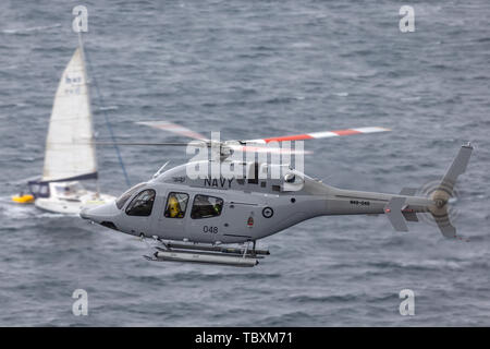 Der Royal Australian Navy (RAN) Bell 429 Helikopter N 49-048 fliegen über den Hafen von Sydney. Stockfoto