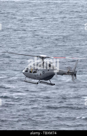 Der Royal Australian Navy (RAN) Bell 429 Helikopter N 49-048 fliegen über den Hafen von Sydney. Stockfoto