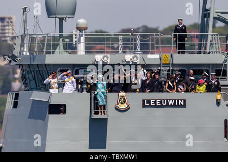 Preis Harry mit Würdenträgern einschließlich australische Premierminister Tony Abt und Generalgouverneur Quentin Bryce an Bord HMAS Leeuwin. Stockfoto