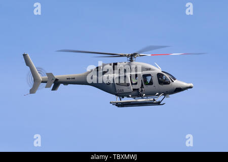 Der Royal Australian Navy (RAN) Bell 429 Helikopter N 49-048 fliegen über den Hafen von Sydney. Stockfoto