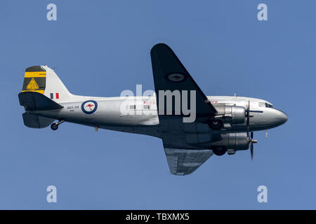 Ehemalige Royal Australian Air Force (RAAF) Douglas C-47B (DC-3) VH-EAF, der von den historischen Aircraft Restoration Gesellschaft betrieben. Stockfoto