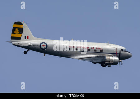 Ehemalige Royal Australian Air Force (RAAF) Douglas C-47B (DC-3) VH-EAF, der von den historischen Aircraft Restoration Gesellschaft betrieben. Stockfoto