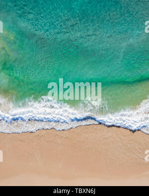 Antenne Top Shot von einem Strand mit schönem Sand, türkisblaues Wasser und tropische Atmosphäre eines herrlichen tropischen Destination