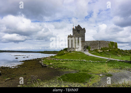 Irland, Galway, Mai 2019: Dunguaire Castle Schloss aus dem 16. Jahrhundert Tower House Stockfoto