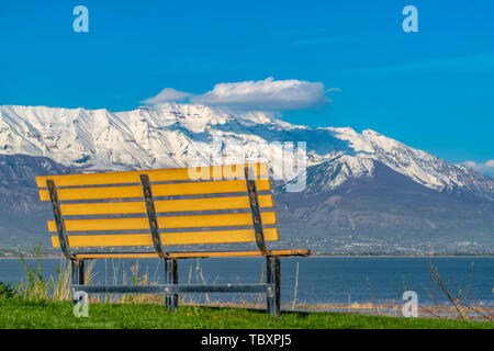 Nahaufnahme eines leeren Bank mit Blick auf einen See an einem sonnigen Tag Stockfoto