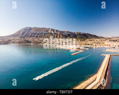 Luftaufnahme von Denia Hafen. Die Stadt und den Berg Montgo im Hintergrund. Stockfoto