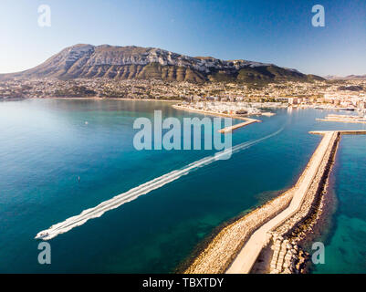 Luftaufnahme von Denia Hafen. Die Stadt und den Berg Montgo im Hintergrund. Stockfoto