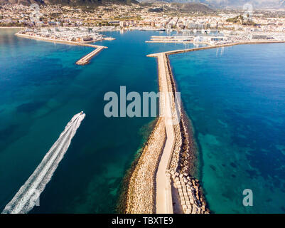 Luftaufnahme von Denia Hafen. Die Stadt und den Berg Montgo im Hintergrund. Stockfoto