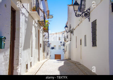 Im traditionellen mediterranen Straße in der Altstadt von Altea, Spanien Stockfoto