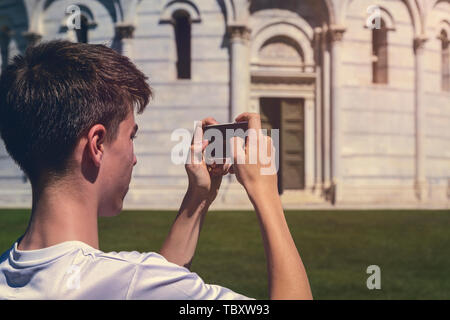 Junger Mann ein Foto von der schiefe Turm von Pisa, Italien Stockfoto