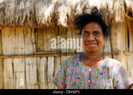 SOE, Osttimor, Indonesien - 25. April: Nicht identifizierte ethnische indonesische Frau auf einer Insel Timor im Dorf Headhunter auf der Insel Timor Stockfoto