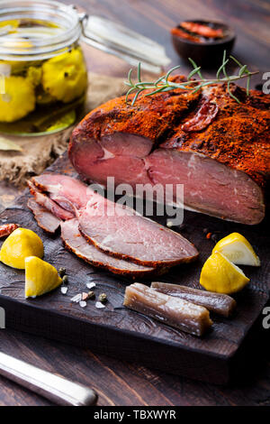 Rinderbraten, Pastrami auf Schneidebrett. Holz- Hintergrund. Stockfoto