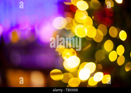 Heiligabend, Silvester Dekoration leuchten Bokeh verschwommenen Hintergrund. Stockfoto