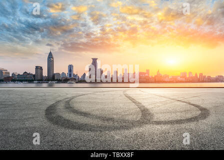 Shanghai Pudong Skyline der Stadt und den leeren Asphalt Boden bei Sonnenuntergang Stockfoto