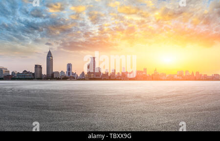 Shanghai Pudong Skyline der Stadt und den leeren Asphalt Boden bei Sonnenuntergang Stockfoto