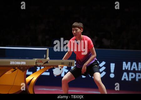 Wang Manyu von China liefert einen Schuß zu Chen Meng aus China im Finale der Frauen singles während der Seamaster 2019 ITTF World Tour Platin China Open in Shenzhen City, südlich der chinesischen Provinz Guangdong, 2. Juni 2019. Samen des Nr. 2 Chen Meng entthront Titelverteidiger Wang Manyu 4-1 (11-3, 8-11, 11-9, 11-9, 11-7) der Frauen zu treffen singles Titel an der ITTF China am Sonntag geöffnet ist. Stockfoto