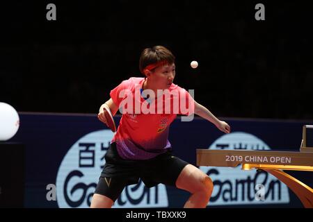 Wang Manyu von China liefert einen Schuß zu Chen Meng aus China im Finale der Frauen singles während der Seamaster 2019 ITTF World Tour Platin China Open in Shenzhen City, südlich der chinesischen Provinz Guangdong, 2. Juni 2019. Samen des Nr. 2 Chen Meng entthront Titelverteidiger Wang Manyu 4-1 (11-3, 8-11, 11-9, 11-9, 11-7) der Frauen zu treffen singles Titel an der ITTF China am Sonntag geöffnet ist. Stockfoto