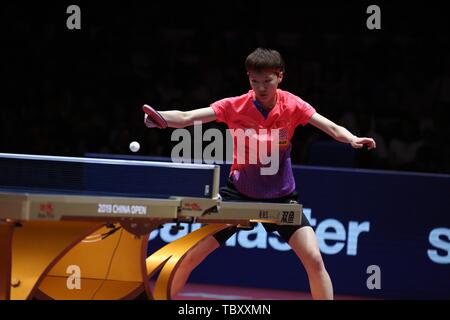 Wang Manyu von China liefert einen Schuß zu Chen Meng aus China im Finale der Frauen singles während der Seamaster 2019 ITTF World Tour Platin China Open in Shenzhen City, südlich der chinesischen Provinz Guangdong, 2. Juni 2019. Samen des Nr. 2 Chen Meng entthront Titelverteidiger Wang Manyu 4-1 (11-3, 8-11, 11-9, 11-9, 11-7) der Frauen zu treffen singles Titel an der ITTF China am Sonntag geöffnet ist. Stockfoto