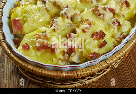 Huhn Tartiflette, Französisch Chicken Gratin Stockfoto