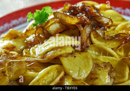 Kasespatzle - traditionelles Gericht von Schwaben, Schweiz, Liechtenstein Österreich. Hot spatzle und geriebenem Käse Granulat Stockfoto