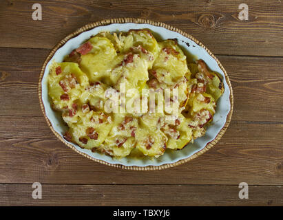 Huhn Tartiflette, Französisch Chicken Gratin Stockfoto