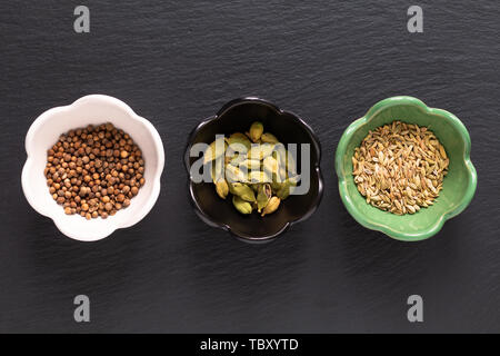 Essen Konzept Sortiment orientalische Gewürze Kardamomen, Koriander, Fenchel auf schwarzem Schiefer mit Kopie Raum Stockfoto