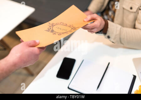 Sicht auf den Menschen und die Kellner Holding im Cafe 7/8 Stockfoto