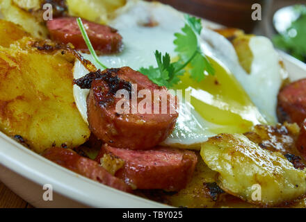 Tiroler Grostl, Bratkartoffeln, Speck und Zwiebeln. Österreichische Küche, Traditionelle verschiedene Gerichte, Ansicht von oben. Stockfoto