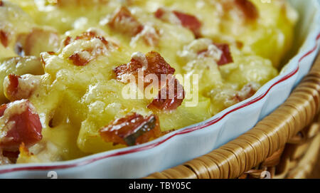 Huhn Tartiflette, Französisch Chicken Gratin Stockfoto