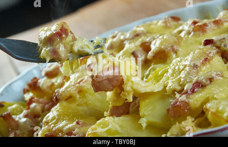 Huhn Tartiflette, Französisch Chicken Gratin Stockfoto