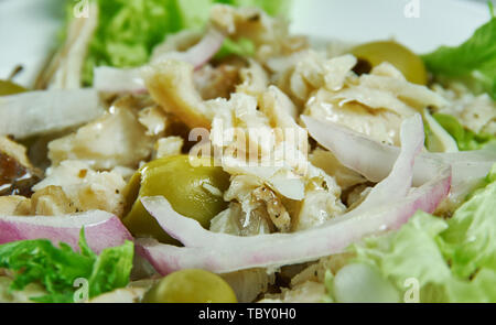 Baccala Salat, Stockfisch Salat, Italienisch-amerikanische Küche, Traditionelle verschiedene Gerichte, Ansicht von oben. Stockfoto