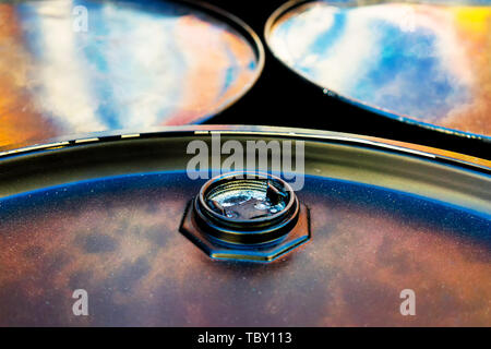 Fässer mit Sky Reflexion über die Deckel Stockfoto