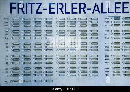 Bell, Tower Block ideal, Fritz Erler Allee 120, Gropiusstadt, Neukölln, Berlin, Deutschland, Klingelbrett, Wohnhochhaus Ideal, Fritz-Erler-Allee. Stockfoto