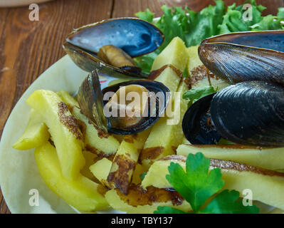 Moules frites, Muscheln gedämpft werden mit Sellerie, Lauch und Butter und Bratkartoffeln, belgische Nationale Küche, Traditionelle sortierten Asien Gerichte, Oben Stockfoto