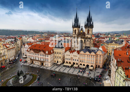 Luftbild mit dramatischen Himmel über den Altstädter Ring in Prag in der Tschechischen Republik Stockfoto