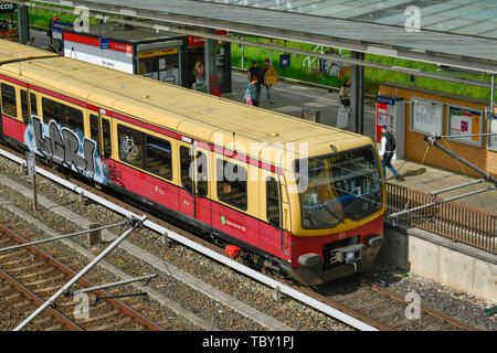 S-Bahn, Bahnhof, Landsberger Allee, Prenzlauer Berg, Pankow, Berlin, Deutschland, S-Bahn, Bahnhof, Landsberger Allee, Prenzlauer Berg, Stockfoto