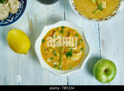 Herzhaftes Gemüse Linsen Eintopf mit Goda Masala, Maharashtrian nationale Küche, Traditionelle sortierten Asien Gerichte, Ansicht von oben. Stockfoto