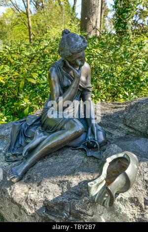 'Brunnen'' Der zerbrochene Krug'', Garten, Britzer Schloss, Alt-Britz, Neukölln, Berlin, Deutschland', Brunnen 'Der zerbrochene Krug', Garten, Britzer Schloß, 5Mose Stockfoto