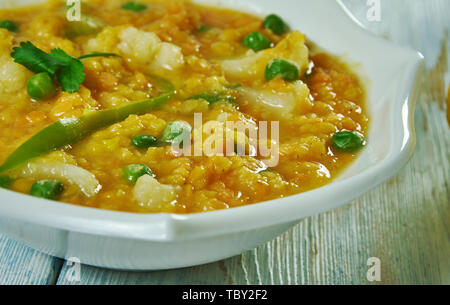 Herzhaftes Gemüse Linsen Eintopf mit Goda Masala, Maharashtrian nationale Küche, Traditionelle sortierten Asien Gerichte, Ansicht von oben. Stockfoto