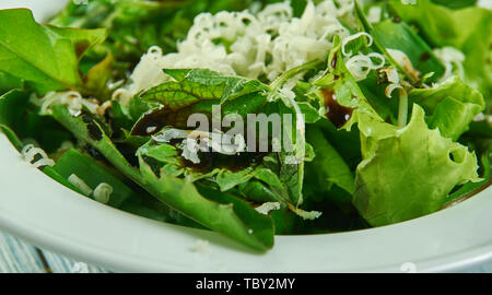 Frühjahr Salat mit Kräutern, Löwenzahn, Brennnessel und Käse, vlose bis Stockfoto