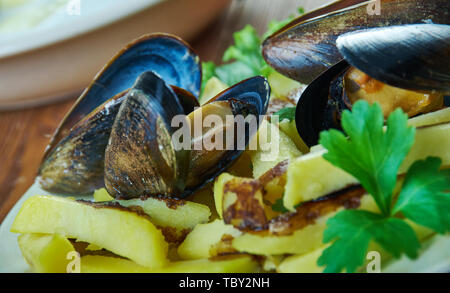 Moules frites, Muscheln gedämpft werden mit Sellerie, Lauch und Butter und Bratkartoffeln, belgische Nationale Küche, Traditionelle sortierten Asien Gerichte, Oben Stockfoto