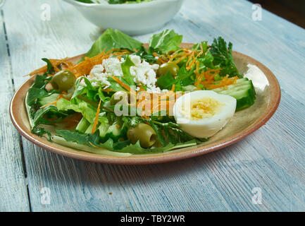 Frühjahr Salat mit Kräutern, Gemüse und Eier, schließen Sie ip Stockfoto