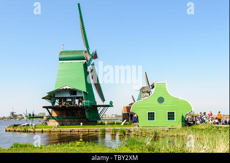 Traditionelle holländische Windmühlen in Zaanse Schans, Niederlande Stockfoto