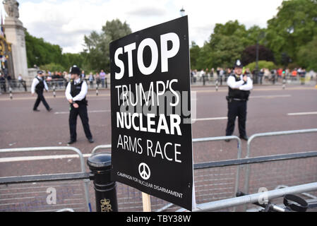 Buckingham Palace, London, Großbritannien. 3. Juni 2019. Die Demonstranten gegen den Staatsbesuch von uns. Präsident Donald Trump Geräusche außerhalb des Buckingham Palace während des abendlichen Bankett. Quelle: Matthew Chattle/Alamy leben Nachrichten Stockfoto