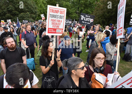 Buckingham Palace, London, Großbritannien. 3. Juni 2019. Die Demonstranten gegen den Staatsbesuch von uns. Präsident Donald Trump Geräusche außerhalb des Buckingham Palace während des abendlichen Bankett. Quelle: Matthew Chattle/Alamy leben Nachrichten Stockfoto