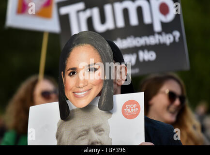 Buckingham Palace, London, Großbritannien. 3. Juni 2019. Die Demonstranten gegen den Staatsbesuch von uns. Präsident Donald Trump Geräusche außerhalb des Buckingham Palace während des abendlichen Bankett. Quelle: Matthew Chattle/Alamy leben Nachrichten Stockfoto