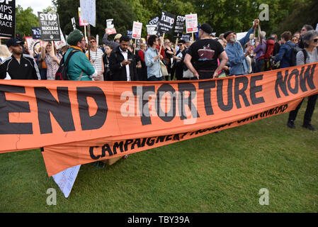 Buckingham Palace, London, Großbritannien. 3. Juni 2019. Die Demonstranten gegen den Staatsbesuch von uns. Präsident Donald Trump Geräusche außerhalb des Buckingham Palace während des abendlichen Bankett. Quelle: Matthew Chattle/Alamy leben Nachrichten Stockfoto